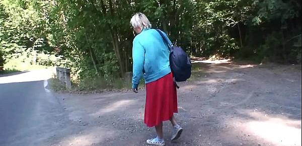  Blonde grandma getting doggy-fucked roadside